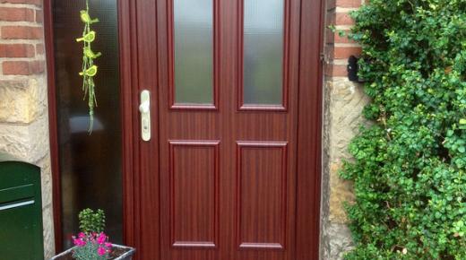 Kunststoff-Haustür Mahagoni mit Seitenteil