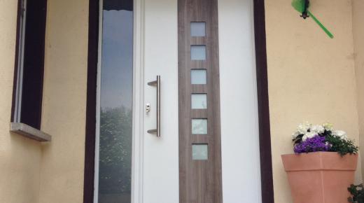 Haustür mit flügelüberdeckender Aufsatzfüllung und festem Seitenteil