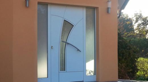 Haustür flügelüberdeckend mit zwei Seitenteilen