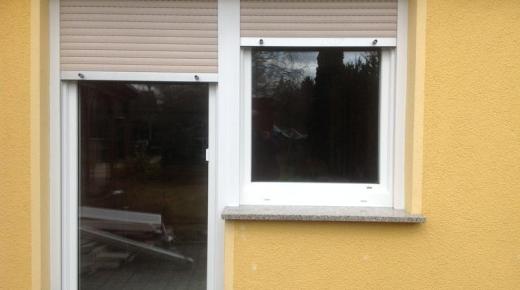 Kunststoff-Fenster und Tür mit Rollladen
