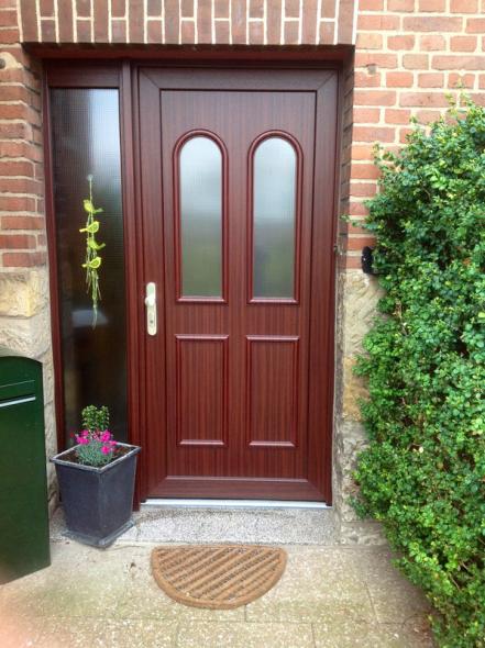Kunststoff-Haustür Mahagoni mit Seitenteil
