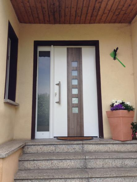 Haustür mit flügelüberdeckender Aufsatzfüllung und festem Seitenteil
