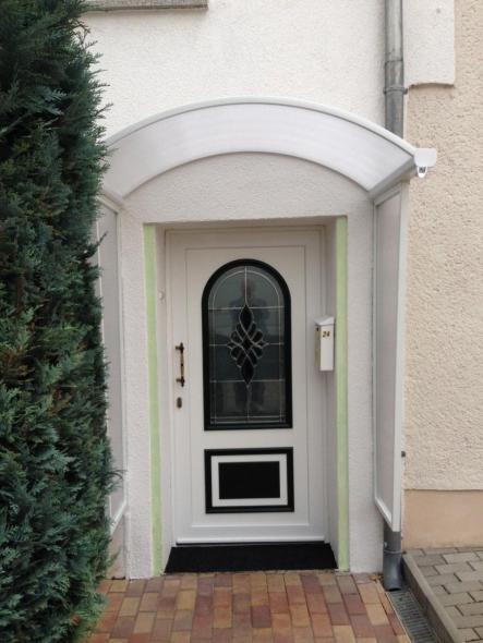 Kunststoff-Haustür mit Vordach