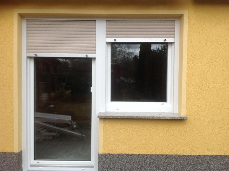 Kunststoff-Fenster und Tür mit Rollladen